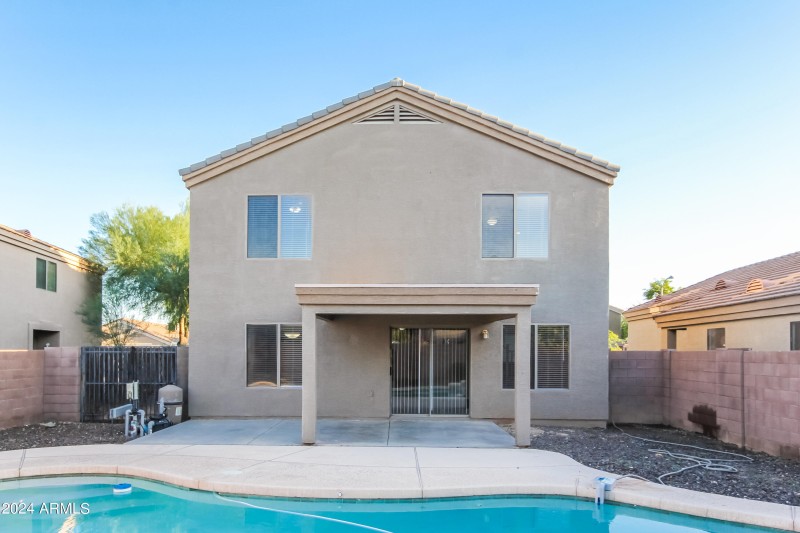 016-photo-rear-view-7664984