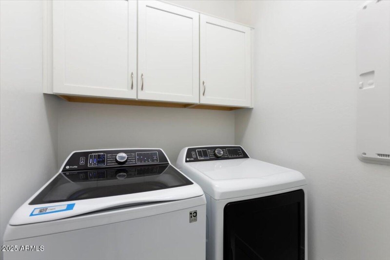 Laundryroom w washer/dryer set