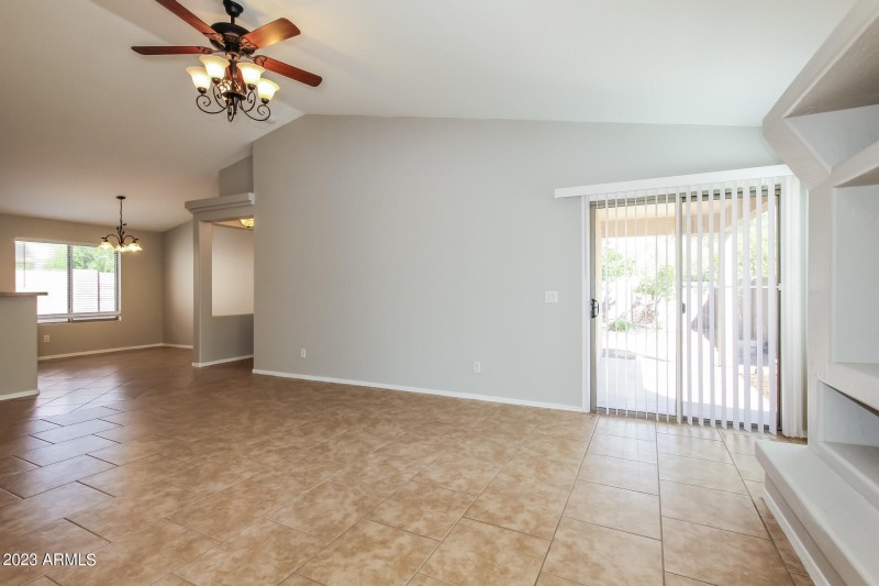 004-photo-dining-room-7546582