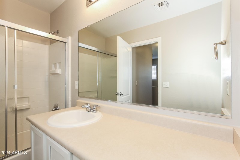 013-photo-bathroom-7827810