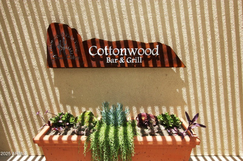 4 Cottonwood Bar & Grill