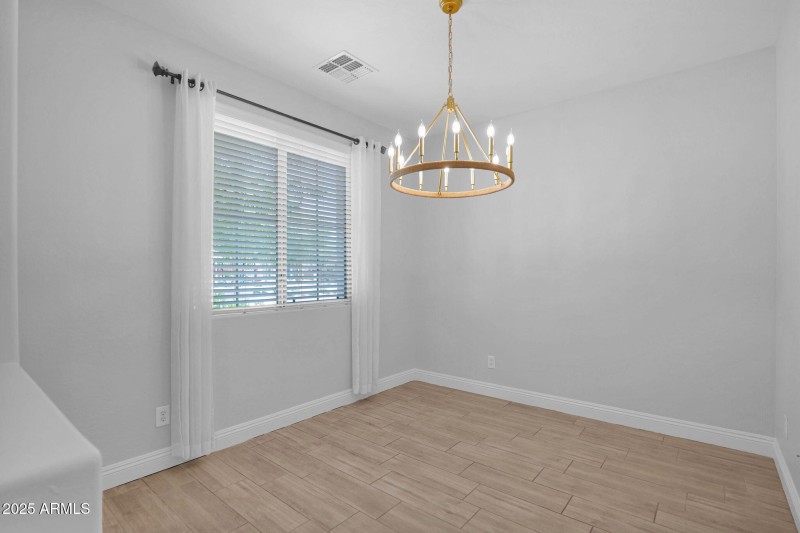 19095 Kingbird - 06Formal Dining