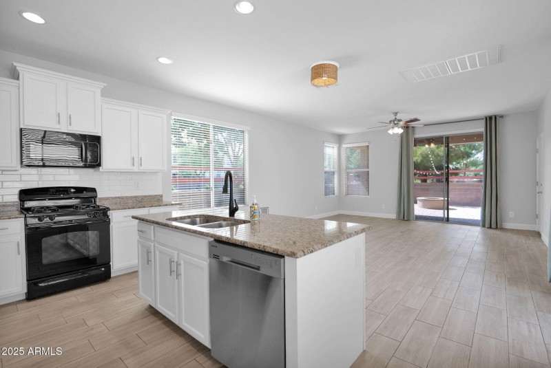 19095 Kingbird - 07Kitchen Greatroom