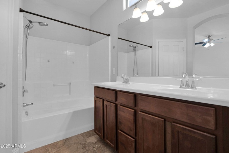 19095 Kingbird - 24Primary Bathroom