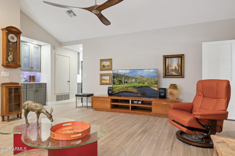 11-web-or-mls-207-w-surrey-ave