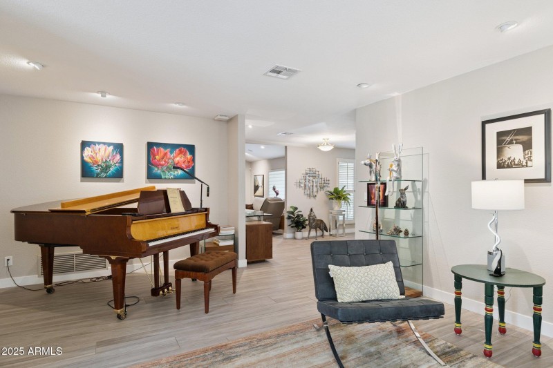 14-web-or-mls-207-w-surrey-ave