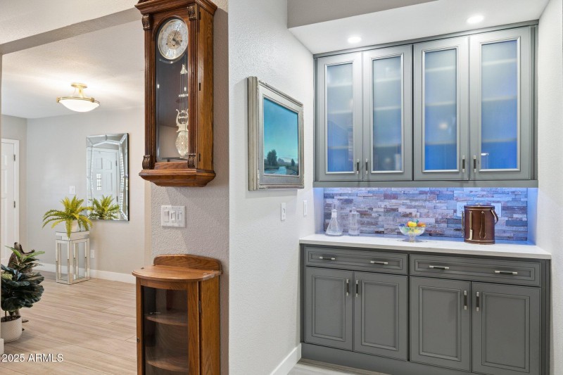17-web-or-mls-207-w-surrey-ave