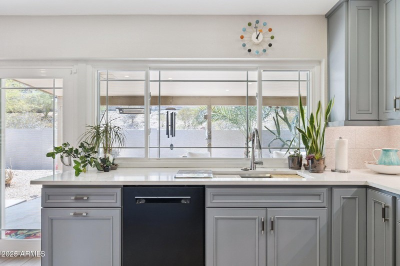 20-web-or-mls-207-w-surrey-ave