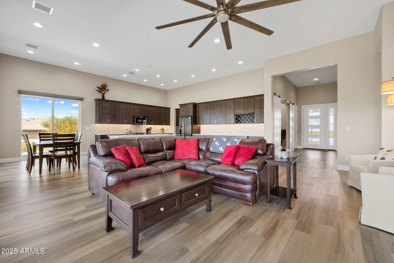 11-Living Room (2)
