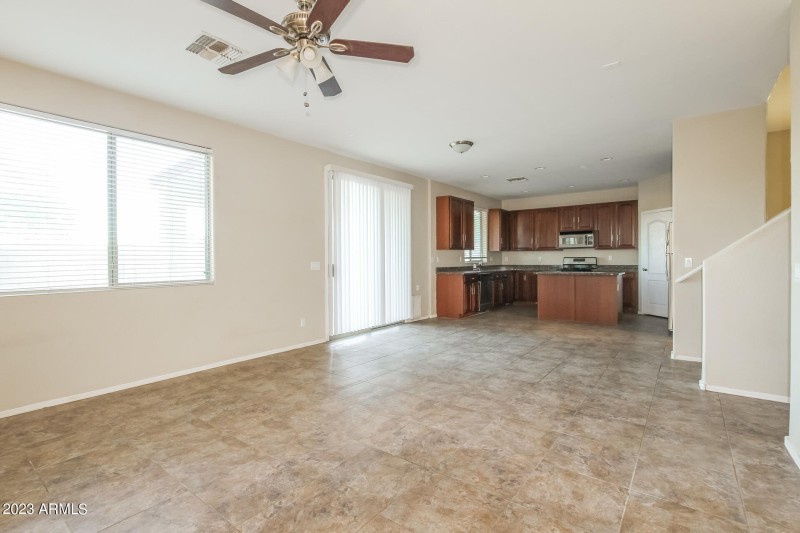 005-photo-dining-room-7612083