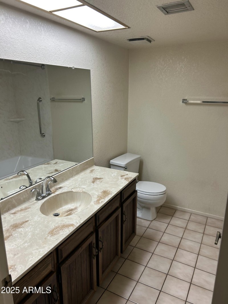 15602_interior guest bath3
