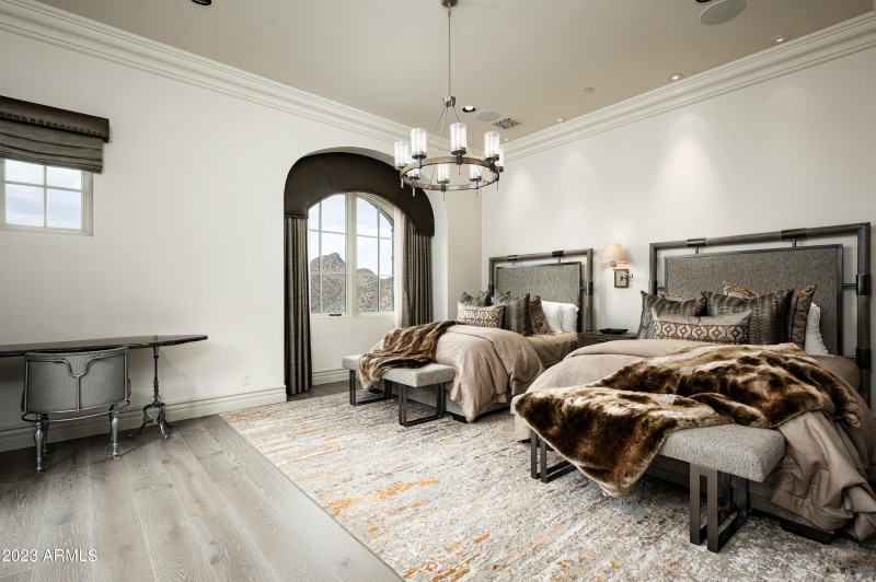 Luxurious Bedroom 3