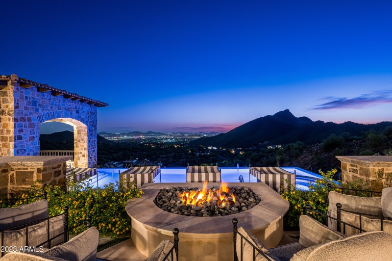 Cozy Firepit Overlooking the City