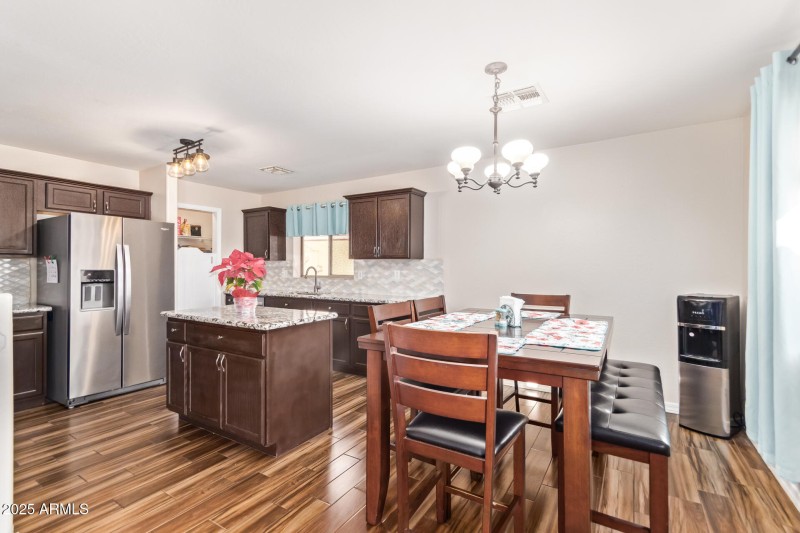 Dining & Kitchen
