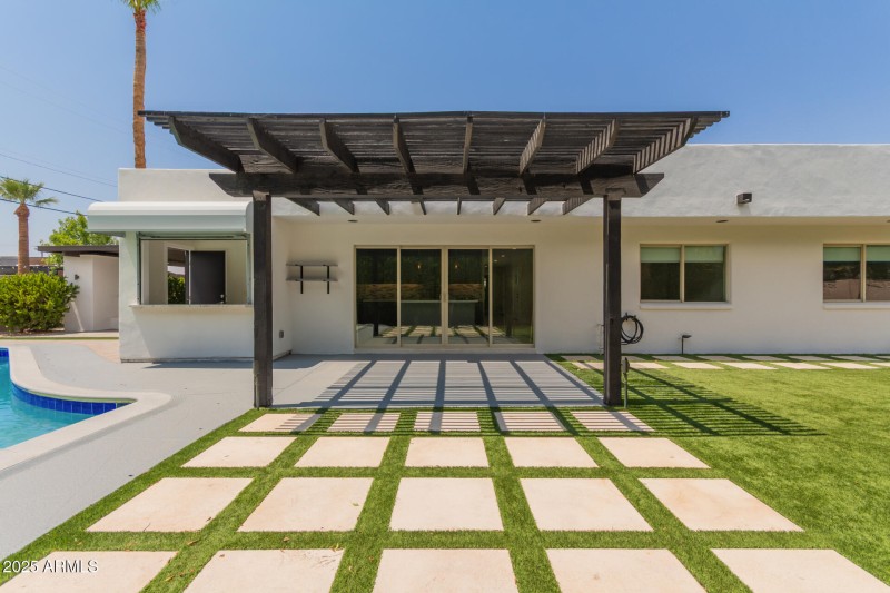 Outdoor Dining & Pool Bar