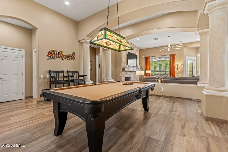 billiard/living room