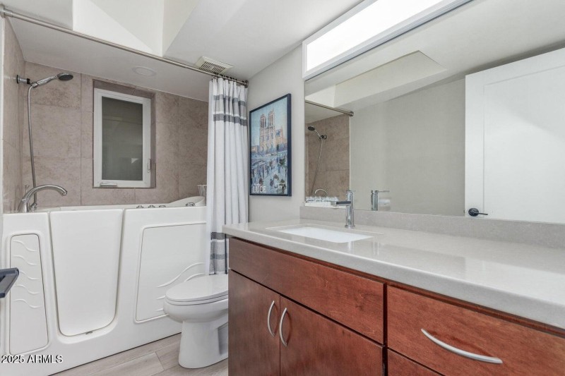 bathroom 4th 1