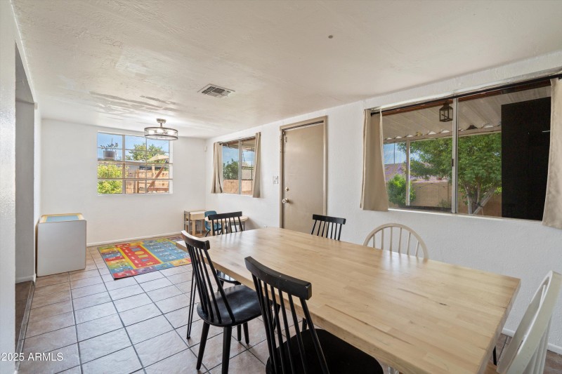 17-Dining Area