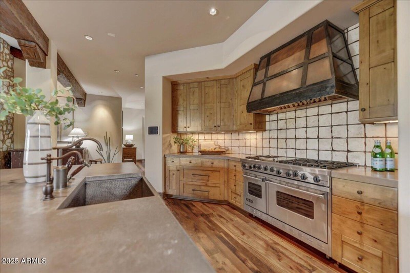 24-Kitchen Detail