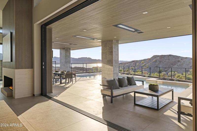 INDOOR OUTDOOR LIVING