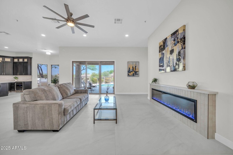 7052 E Eagle Feather Rd-5