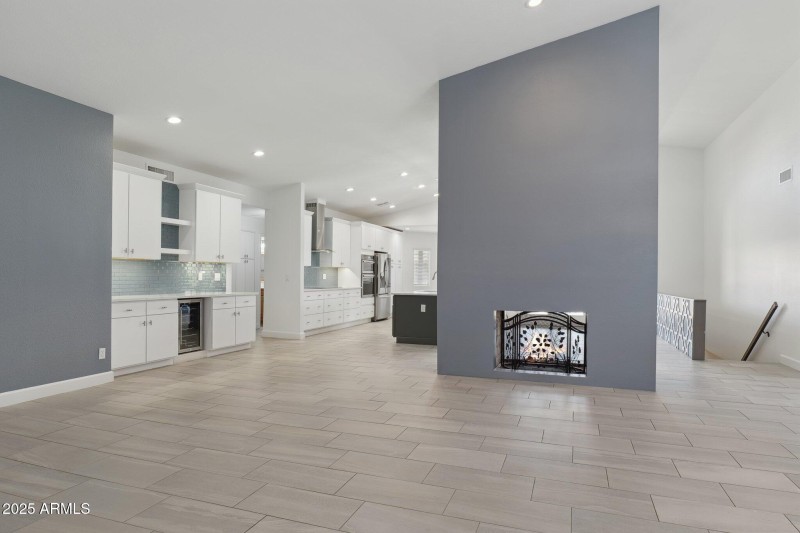 5-web-or-mls-16407-n-49th-st