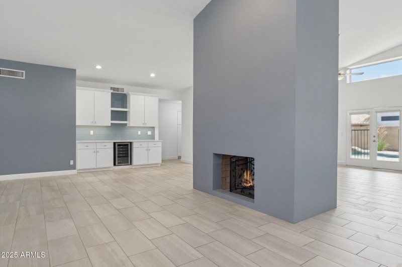 6-web-or-mls-16407-n-49th-st