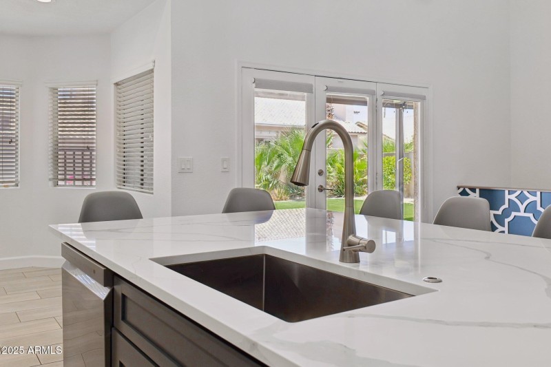 18-web-or-mls-16407-n-49th-st
