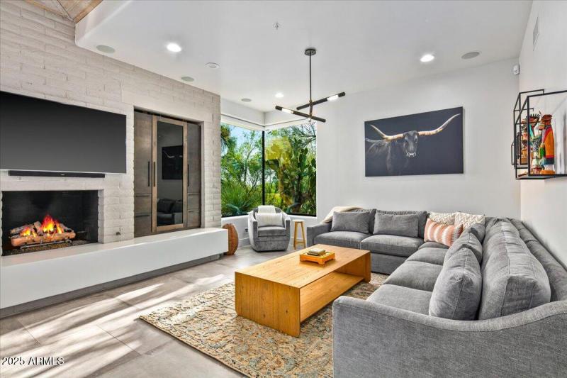 26-Family Room Details