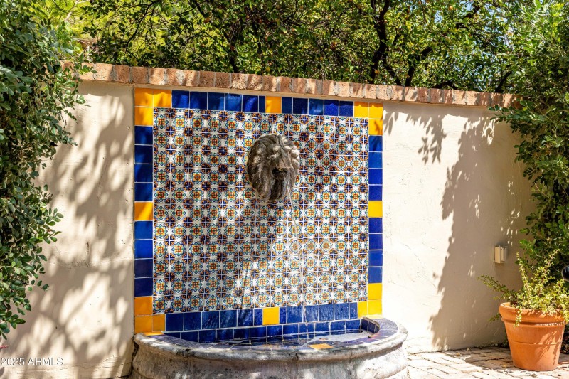 wall fountain off kitchen