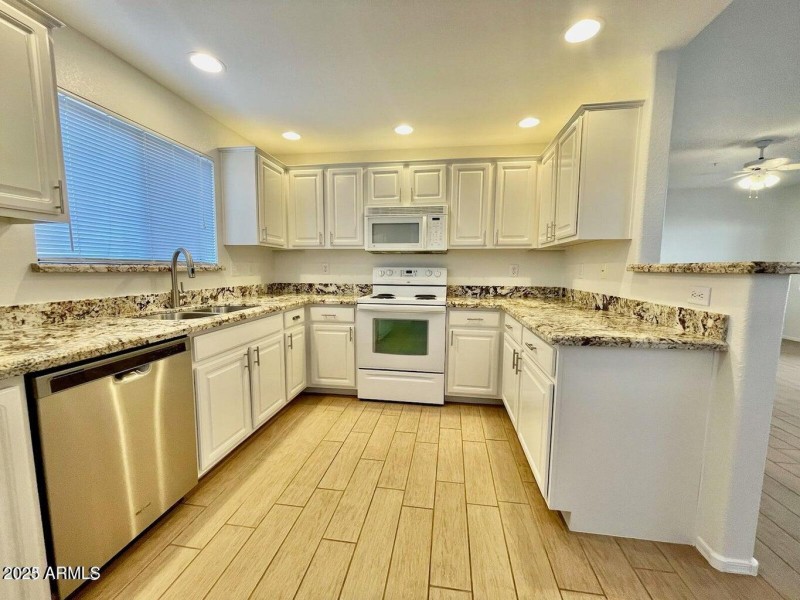 LARGE KITCHEN