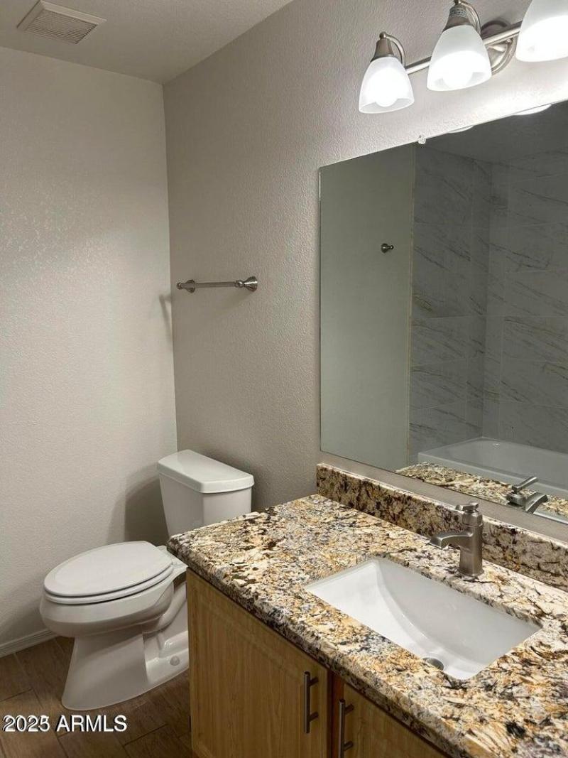 GUEST BATH W GRANITE COUNTERS
