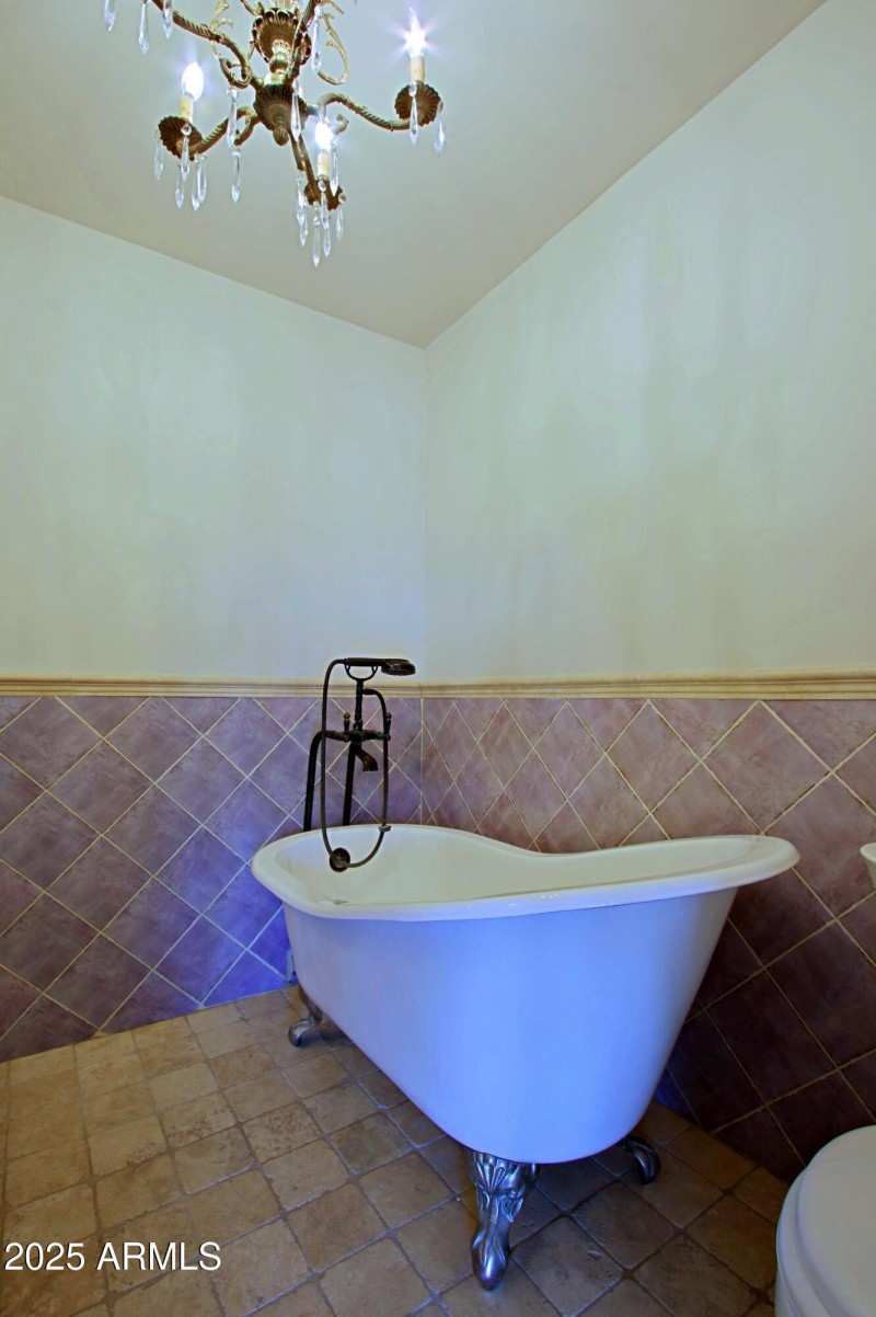 Claw foot tub