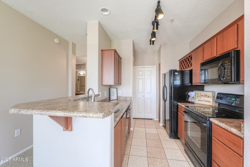 9820 N CENTRAL Avenue, 212