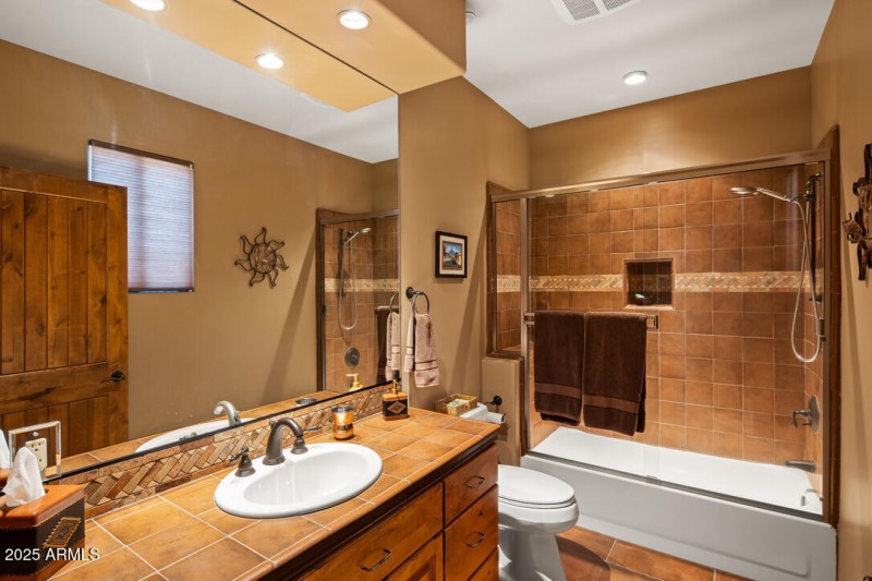 Guest Bedroom 2 Ensuite Bath