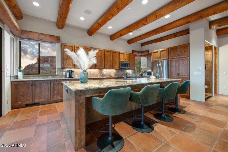 025-Luxurious Chef's Kitchen