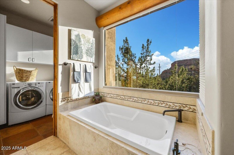 047-Primary Tub with Red Rock Views