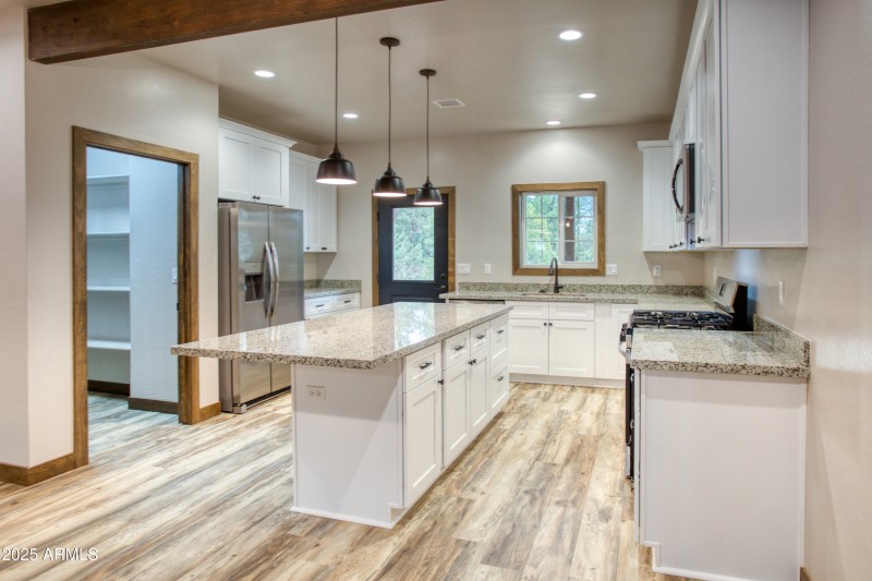 KITCHEN W LIGHTING