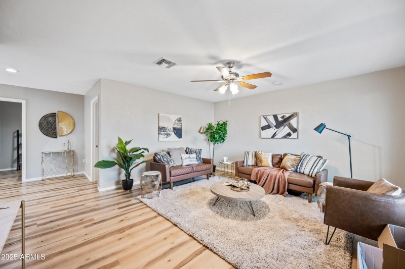 4 Livingroom Entrance