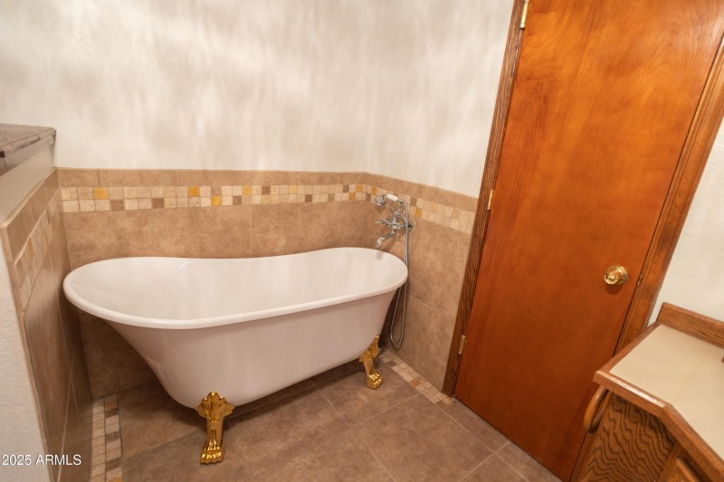 Guest 1 Tub