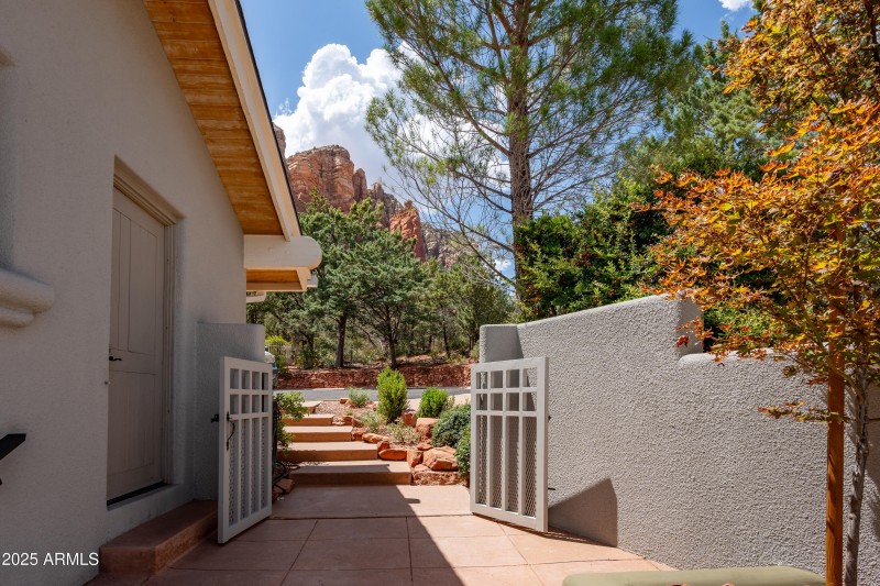 Front Courtyard Views