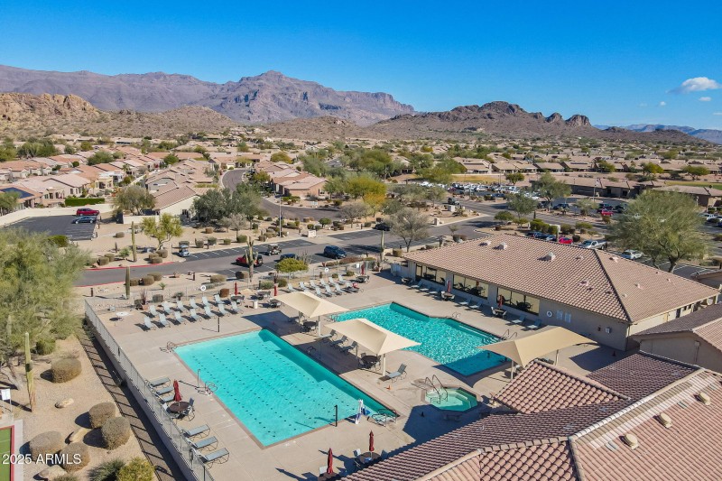 2 Swimming Pools & Jacuzzi