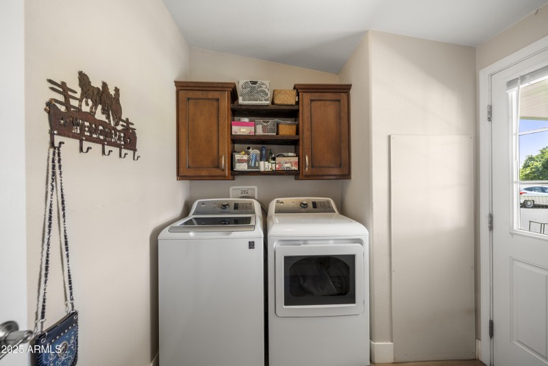 Laundry room / Side entry