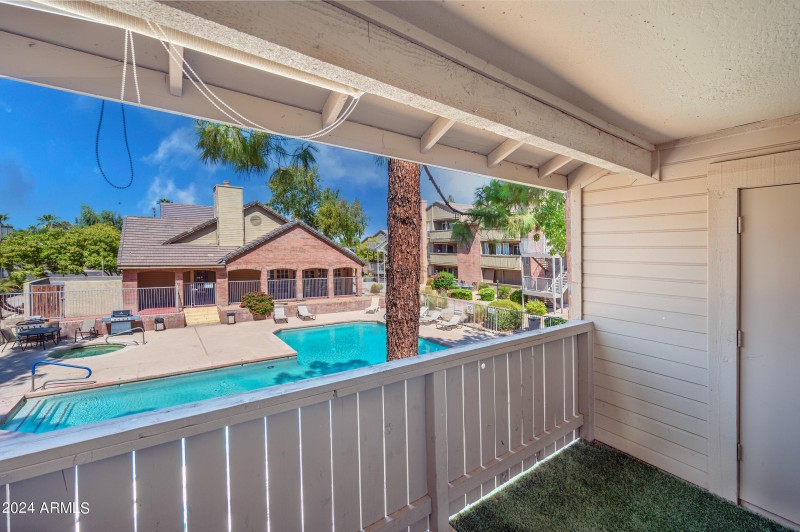 balcony_pool_view