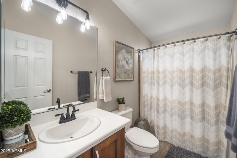 Full bathroom 2
