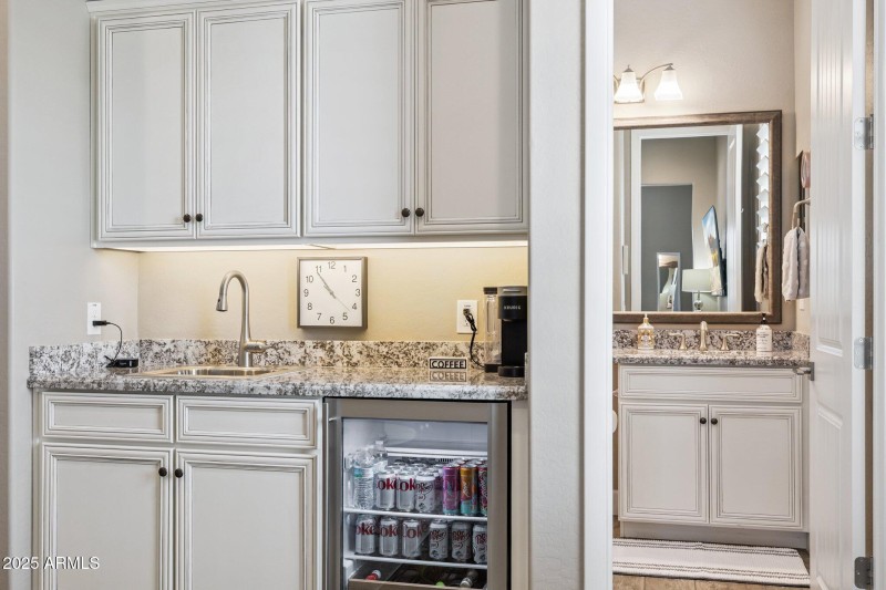 18-web-or-mls-17608-e-desert-vista-trail