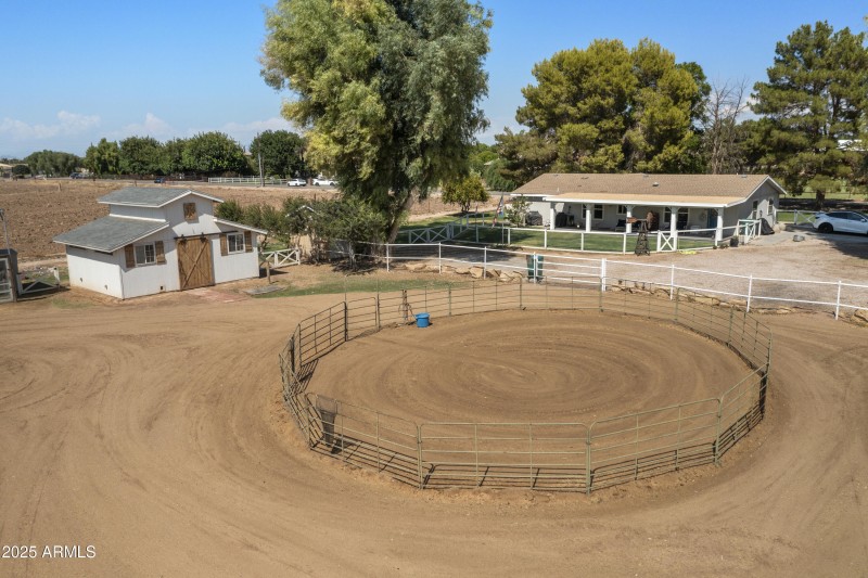 Round pen / tackshed/workshop