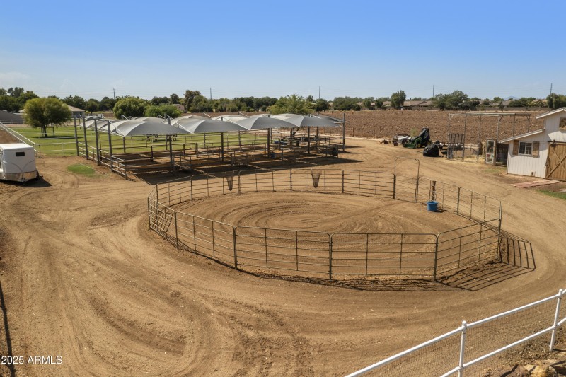 Round pen / stalls