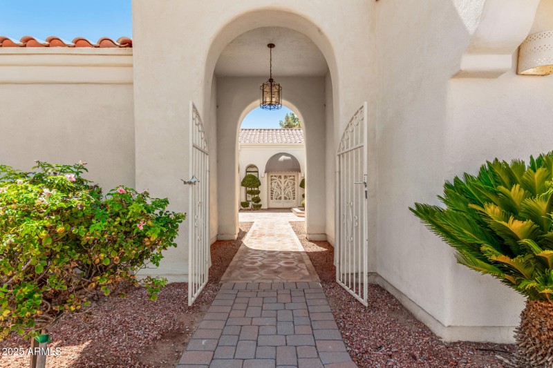 07 Gated Courtyard