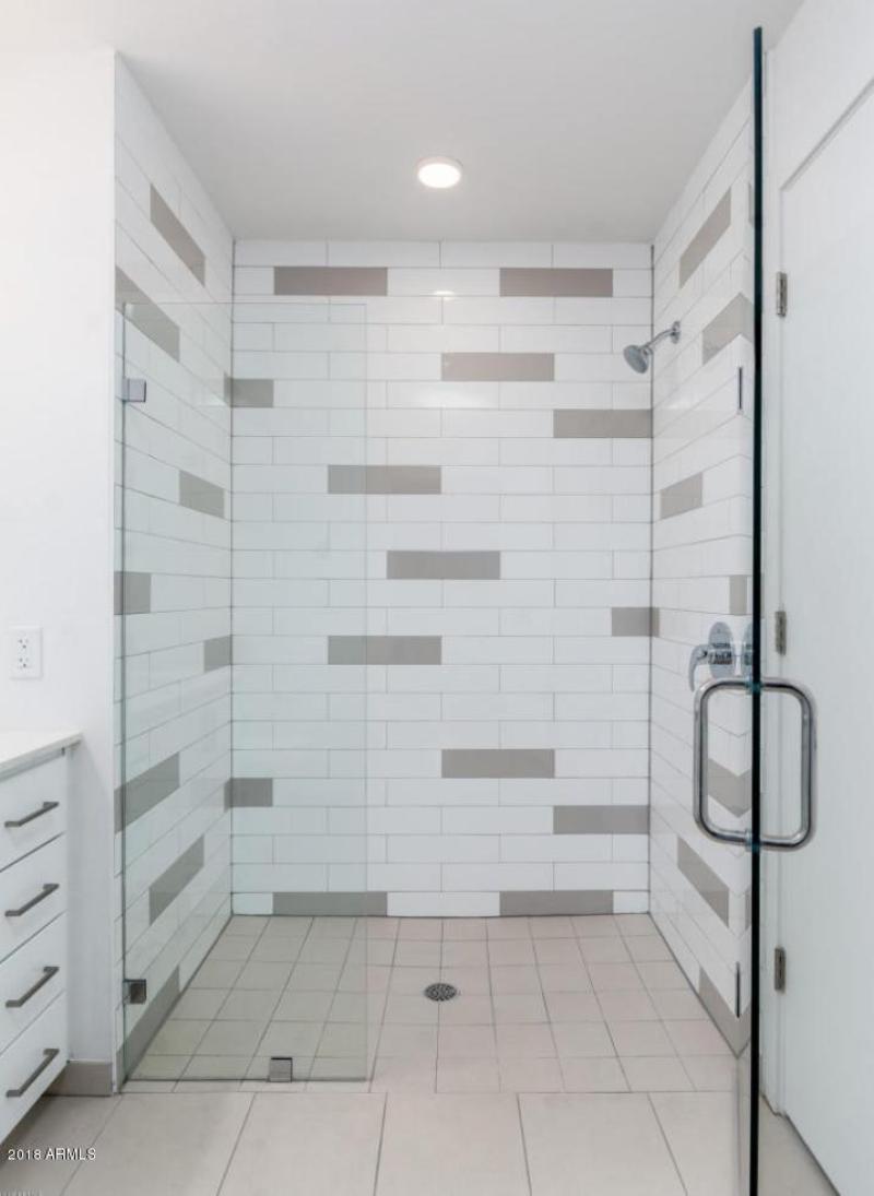 WALK-IN SHOWER